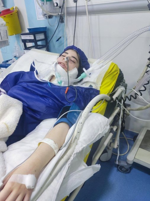 Guardate questo fiore di 17 anni. Le forze paramilitari della Repubblica islamica dell'#Iran l'hanno ammazzata con manganellate in testa, provocandole un'emorragia cerebrale. Arnika Qaem-Maghami aveva 17 anni, ha manifestato sabato perché sognava l'America
<a href="/RadioRadicale/">Radio Radicale</a> #Turchia