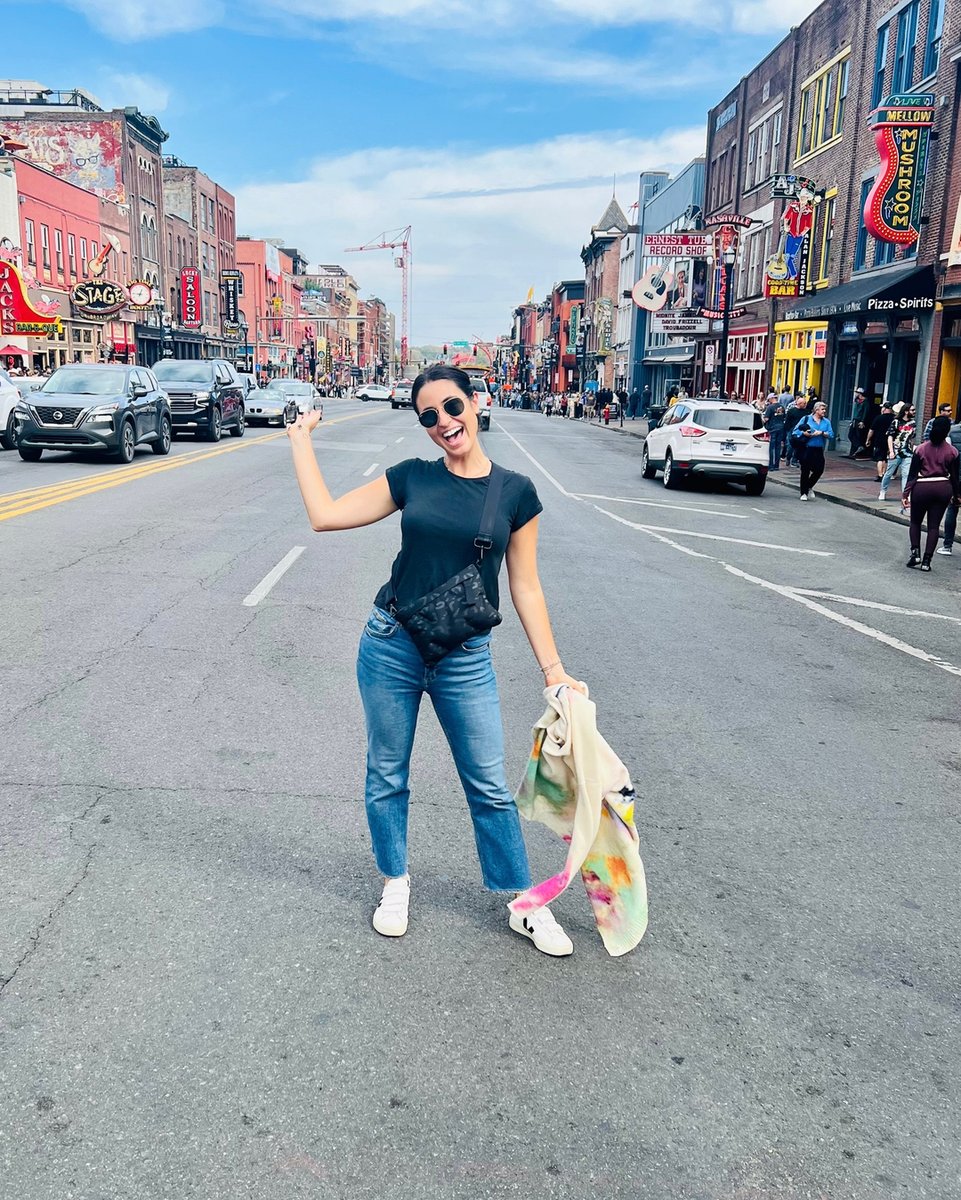 go_dashdot's tweet image. Honky Tonk 🎶 hot chicken 🍗 repeat 🔁 
Fun fact: There are 58 bars on Broadway - all have live music, none have covers 🎸

#godashdot #nashville #broadwaynashville #bushwackers #nashvilletennessee #honkytonk #linedancing #musiccity