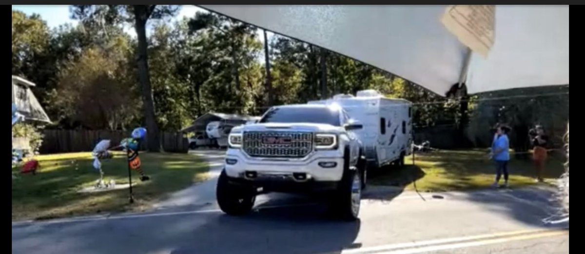 AngelsBokenHalo's tweet photo. Think Quinton’s mom is on the run? Reminds me of Fort Desoto. 🤦🏻‍♀️ #QuintonSimon who is in there and where did they just go? Also how much booze and coke is inside? https://t.co/1bWJ1h2y3o