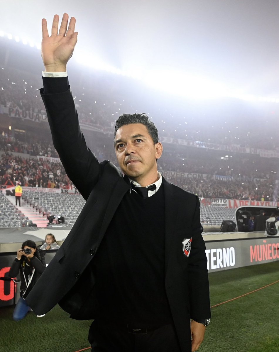 juanbalbi9's tweet photo. 🗣️Gallardo: “Entiendo si hay hinchas de River enojados. Pero hoy respetamos nuestros valores y lo que somos. Resguardamos nuestra dignidad. Estoy contento y orgulloso de sentir eso, más allá de haber beneficiado a nuestro clásico rival. Es paz interna. De lo demás no se vuelve”. https://t.co/rofGwJQtuT