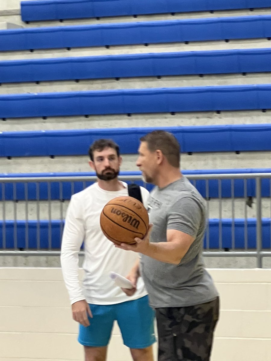 hoopphiacademy's tweet photo. Great day for Central Arkansas Basketball! NBA trainer Drew Hanlen taught a clinic in Sheridan! #hoopphiacademy #drewhanlen #puresweat #thebartreid https://t.co/pW2i5kjHJn