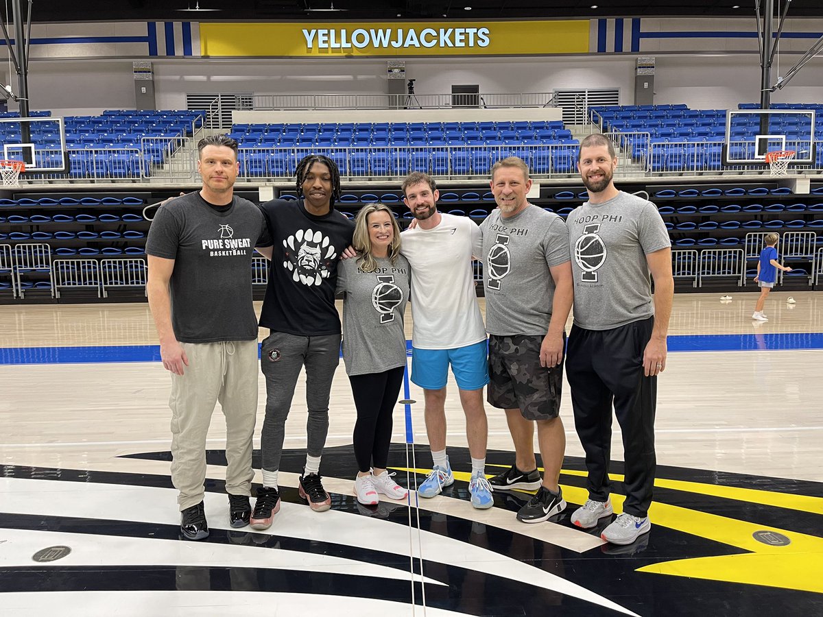 hoopphiacademy's tweet photo. Great day for Central Arkansas Basketball! NBA trainer Drew Hanlen taught a clinic in Sheridan! #hoopphiacademy #drewhanlen #puresweat #thebartreid https://t.co/pW2i5kjHJn