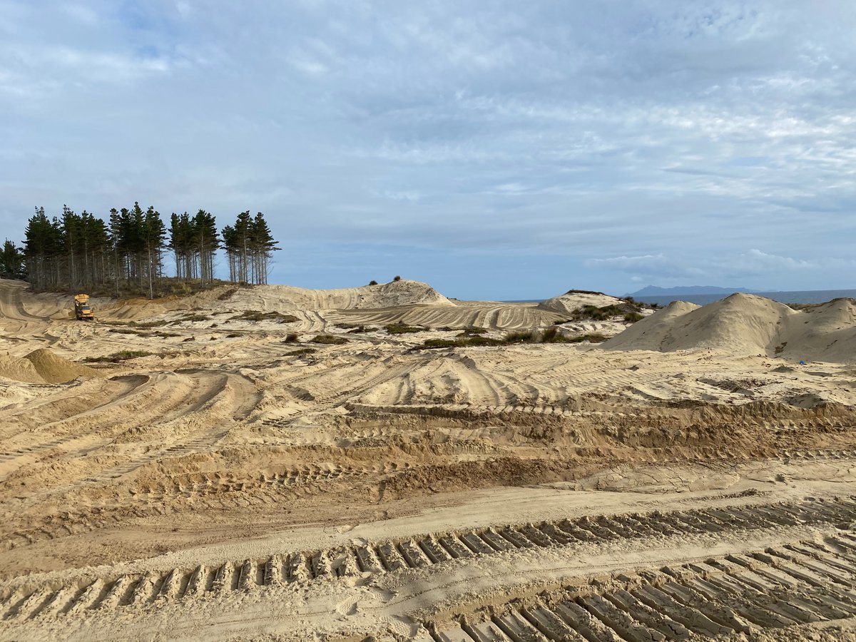 RileyJohnsGolf's tweet image. Congratulations to Coore &amp;amp; Crenshaw and Te Arai Links for opening up for play earlier this month. Such a special property and project. Here is a before and after sequence of the 6th hole being created, one of my favorite holes on the course. @billandbengolf