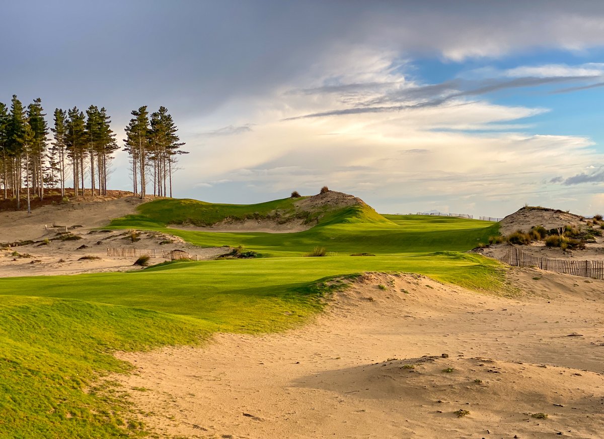 RileyJohnsGolf's tweet image. Congratulations to Coore &amp;amp; Crenshaw and Te Arai Links for opening up for play earlier this month. Such a special property and project. Here is a before and after sequence of the 6th hole being created, one of my favorite holes on the course. @billandbengolf