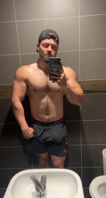 Feeling heavy this morning 👅 https://t.co/iLWh0QPqxt