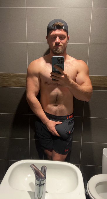 Feeling heavy this morning 👅 https://t.co/iLWh0QPqxt