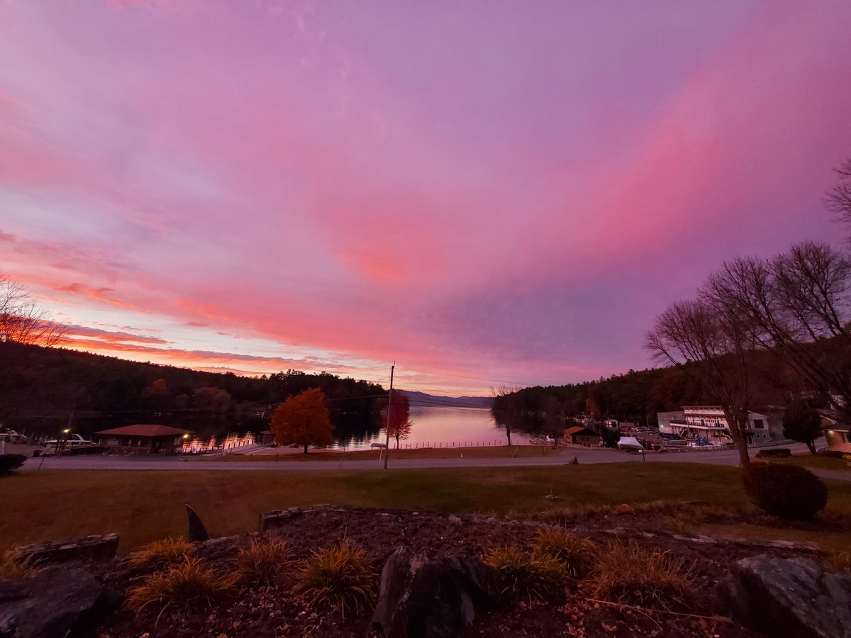 DunhamsBay's tweet photo. What a sunset! Did anyone else get some good shots?

#sunset #fall #nylovesfall #iloveny #ispyny #roamtheempire #upstateny #upstatenewyork #adk #adirondacks #adklife #warrencounty #warrencountyny #lakegeorge #lakegeorge365 #lakelife #mylgarea https://t.co/lPTzQgawIp