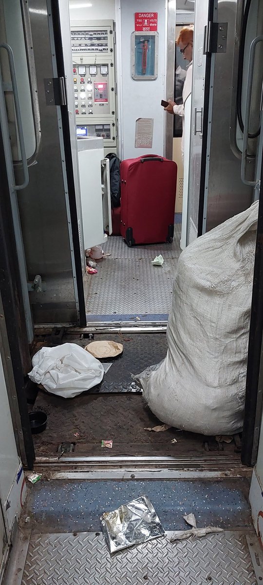 poshu99's tweet photo. @RailMinIndia मैं पोषण साहू ट्रेन नंबर 20846 बीकानेर बिलासपुर एक्सप्रेस में उज्जैन से B6, 23 पर दुर्ग के लिए यात्रा शुरू की । ट्रेन के बाथरूम में नल नहीं लगे थे, पानी सप्लाई नहीं था और साफ सफाई बिल्कुल खराब था, मुझे लगा किसी बड़े जंक्शन पर सफाई और पानी की व्यवस्था होगी । https://t.co/tny9n7qEXe