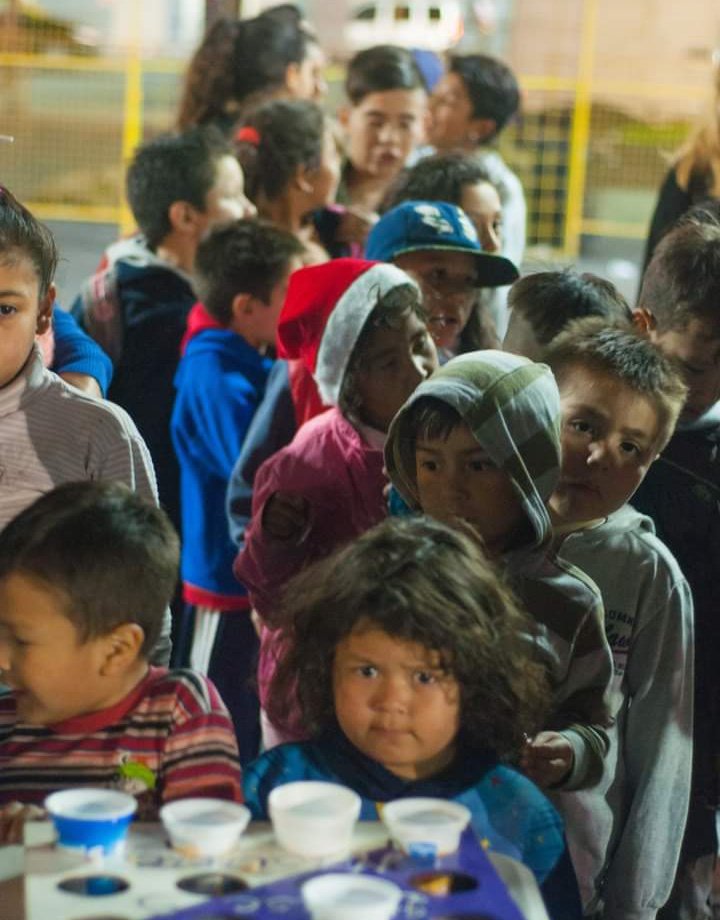 HACEN FILA PARA COMER 😢
Mira esas caritas.
Mira cuantos son.
No están haciendo la fila del patio del cole, ni para comprar una golosina en el kiosco o subir a un juego en el parque...
Hacen fila por hambre 🥺
Ayudanos para la comida de ellos 
Alias👇
suma.riel.aerea.mp