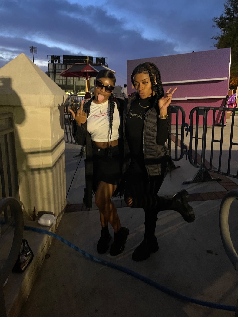 NijahBrenea's tweet photo. #Spellhouse with my front? Why not. https://t.co/kCuQSR9ZDl