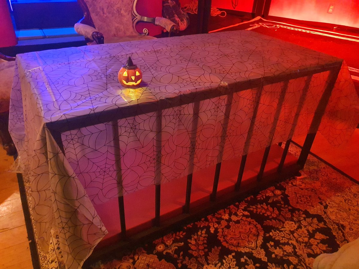 Enslaved_Hearts's tweet photo. The last decorations in place before the party. Even the cage got a bit festive. https://t.co/4rKXS4P7LM