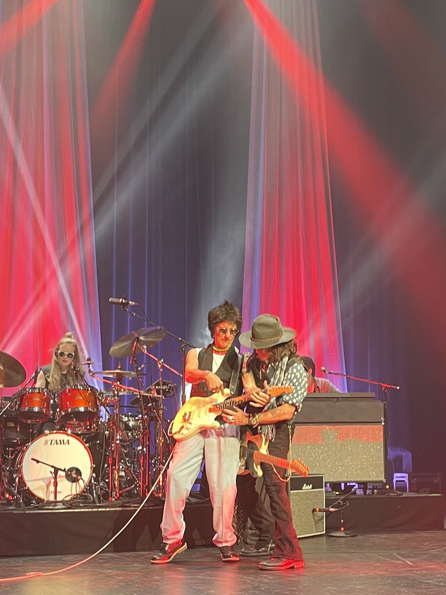 Depphead4Ever 🏴☠️🦇 (@depphead4ever_) on Twitter photo Hey Chicago, it’s your night! Enjoy!🎸♥️🙌🏼 <a href="/jeffbeckmusic/">Jeff Beck</a> <a href="/rhondasmithbass/">rhonda smith</a> <a href="/AnikaNilles/">Anika Nilles</a> #johnnydepp #rockstars Hey Chicago, it’s your night! Enjoy!🎸♥️🙌🏼 <a href="/jeffbeckmusic/">Jeff Beck</a> <a href="/rhondasmithbass/">rhonda smith</a> <a href="/AnikaNilles/">Anika Nilles</a> #johnnydepp #rockstars