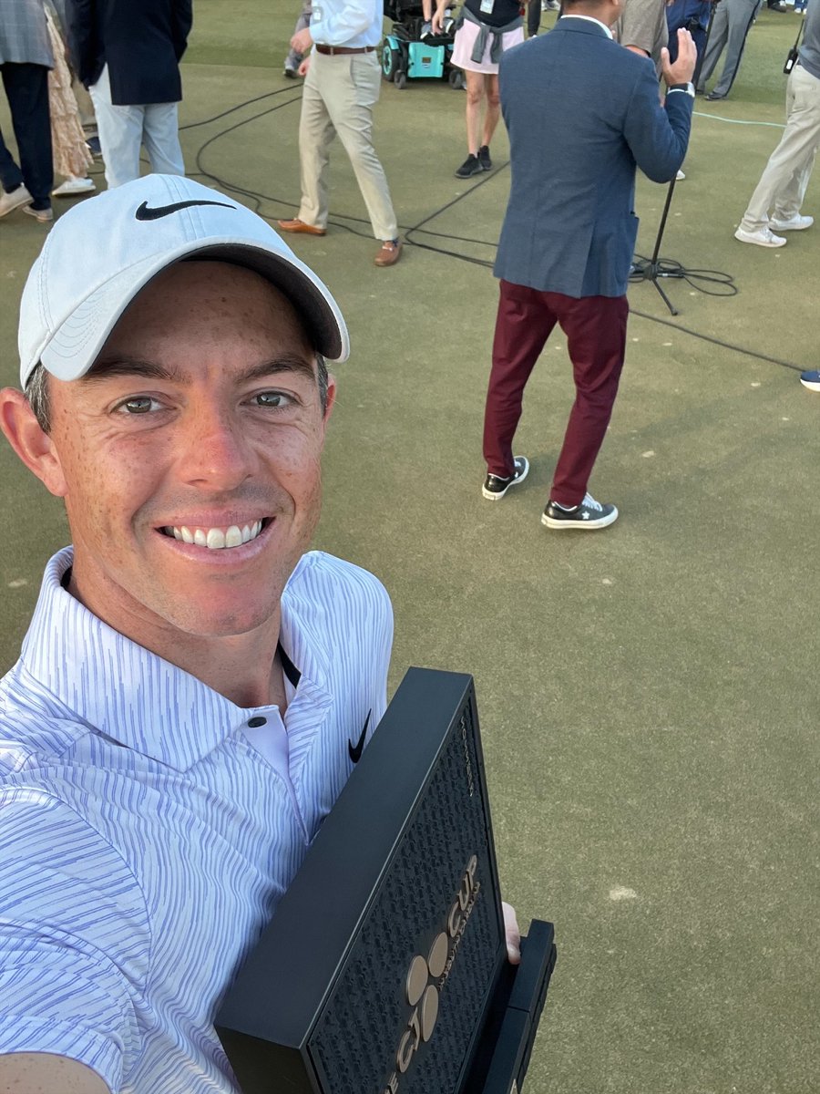 PGATOUR's tweet photo. Trophy selfies are the best selfies 🏆🤳 https://t.co/iwpWgMklQK