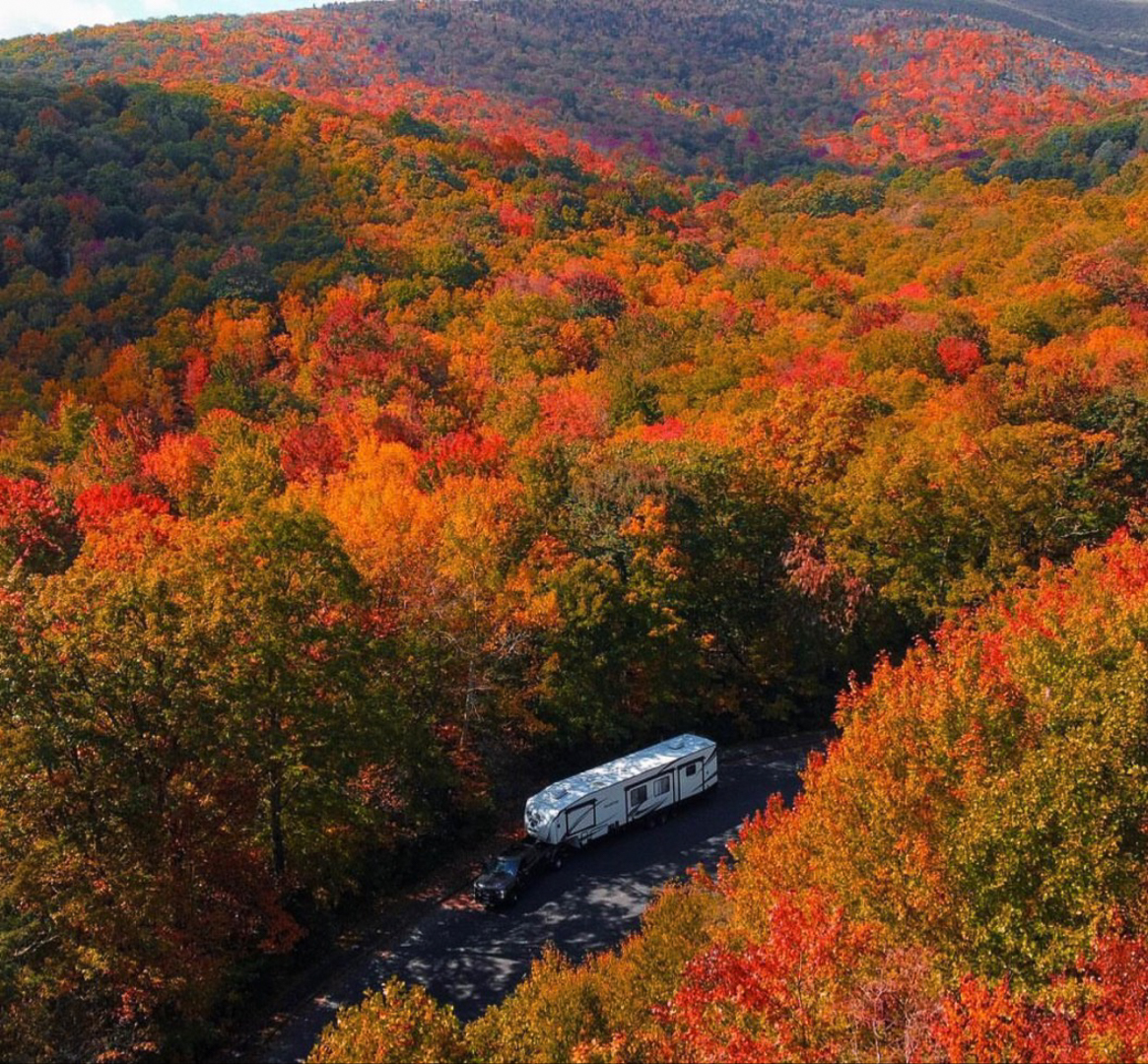 Boondocking spots don’t get much better than this 🍁 Where did you adventure to this weekend? 📷 durellsdownsize on IG