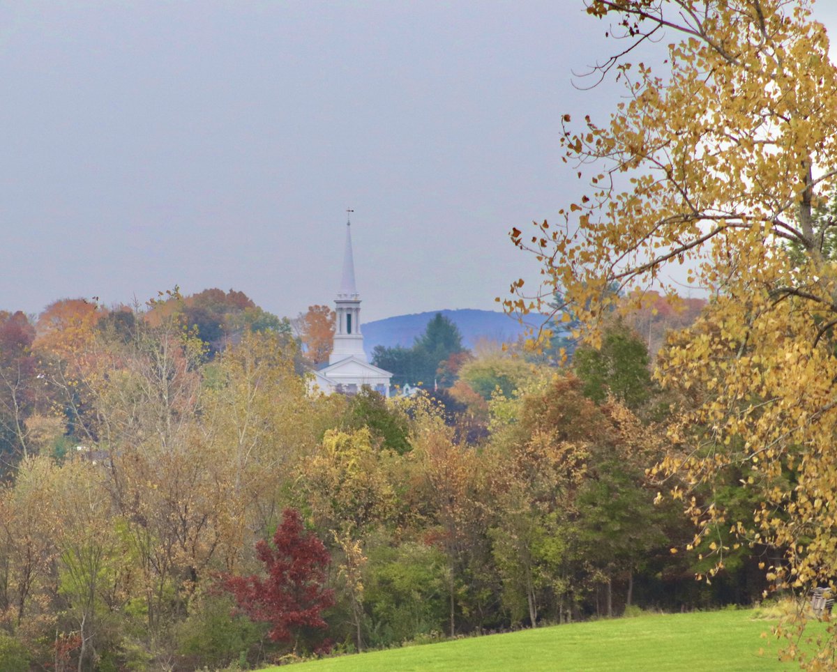 lynnsferrazza1's tweet photo. Spectacular color today in #SuffieldCt https://t.co/R9lAEy8sRn