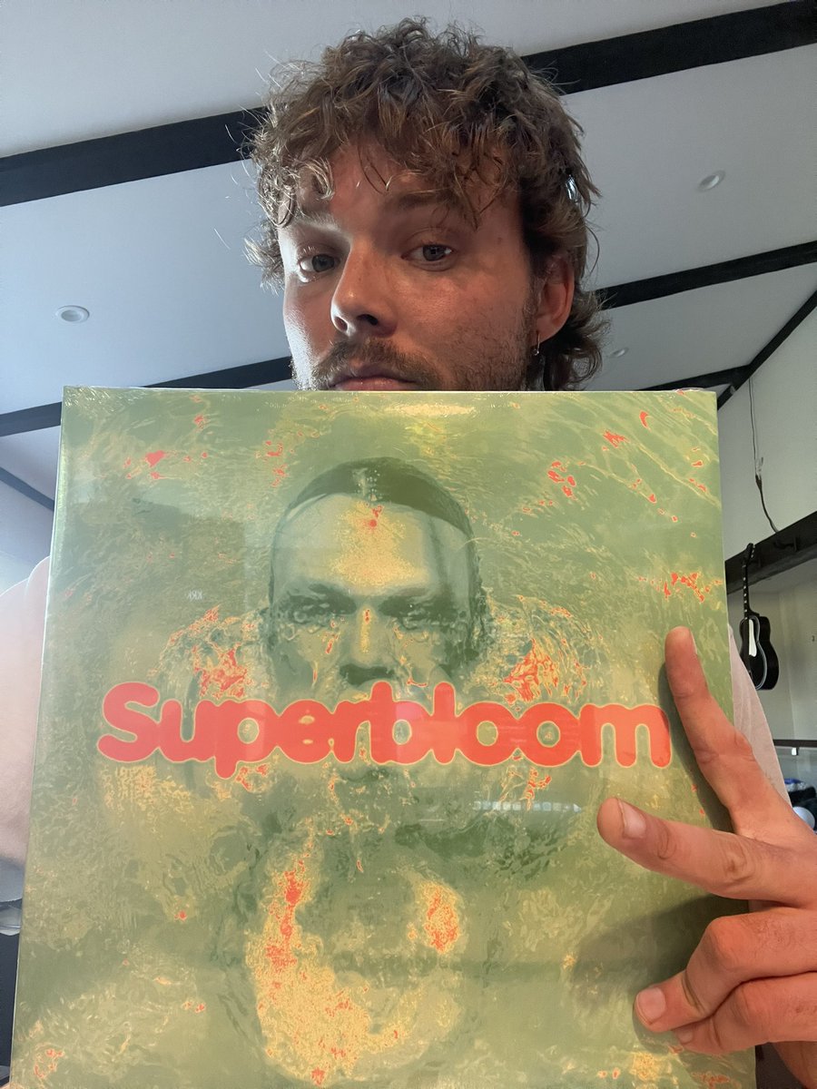 Ashton5SOS's tweet image. Thanks for listening to these! They share a birthday 🎂 love you!!!! @5SOS 💋