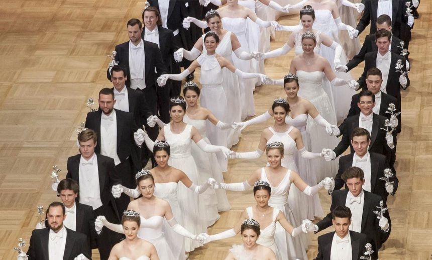 下の写真は2017年の「オーパンバル」即ち、オペラ座舞踏会のデビュタントの入場の場面ですね😉 この時、チャイコフスキー作曲の歌劇「エフゲニー・オネーギン」のポロネーズが演奏されてました。一昨年、昨年と2年連続で中止された「オーパンバル」は今年は開催されるので、楽しみですね~🥰🥰🥰