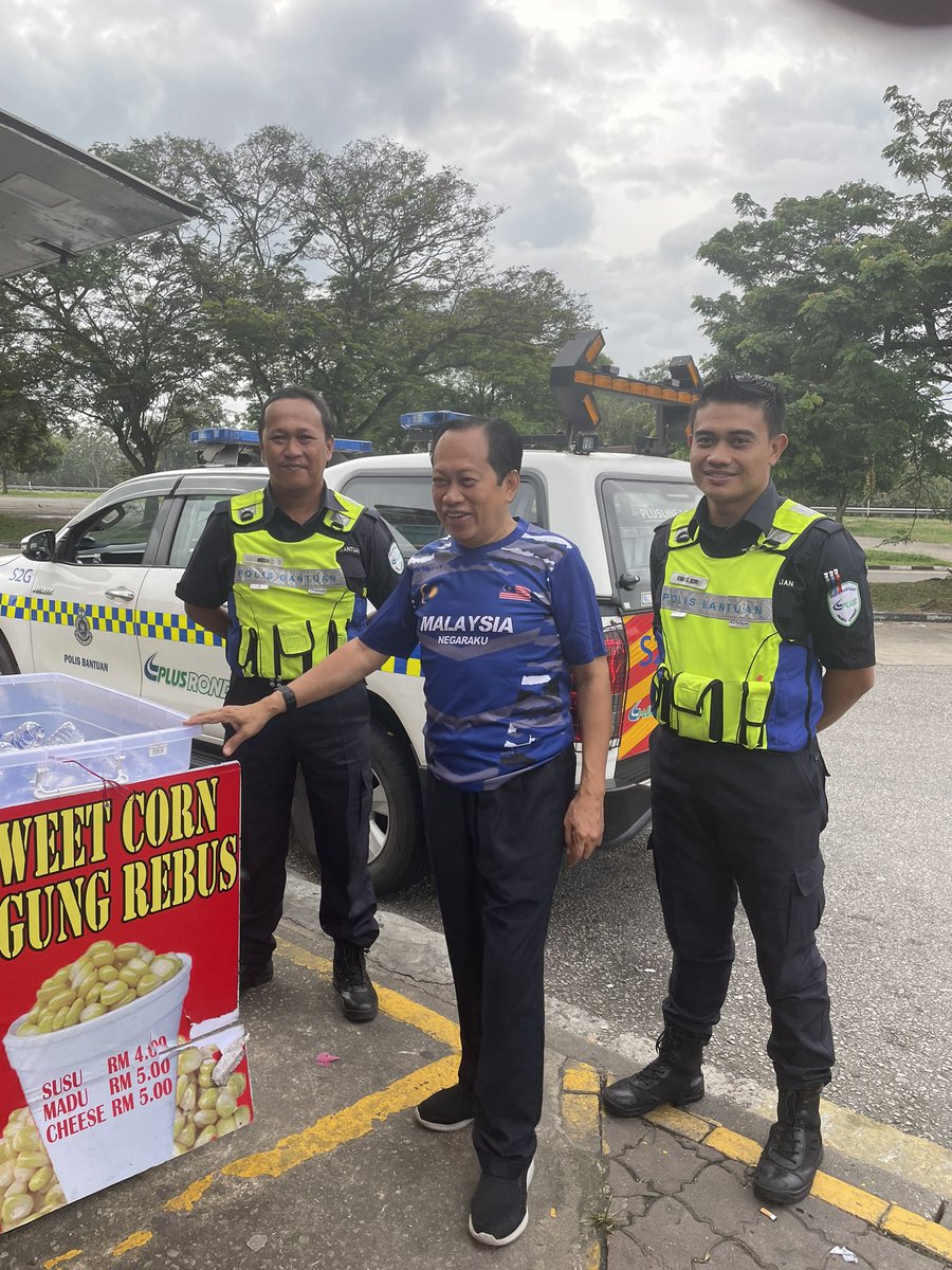 ahmadmaslan's tweet photo. #RnR #Bemban berhenti sarapan & ke tandas on d way ke #Pontian setelah berada di #Sabah semalam.
Terus bergerak dgn slogan SMPPSS, siang malam pagi petang subuh senja #BersamaRakyat utk berkhidmat. Semoga stabil & makmur akan berjaya dicapai bersama #BarisanNasional. https://t.co/i0GYP61nct
