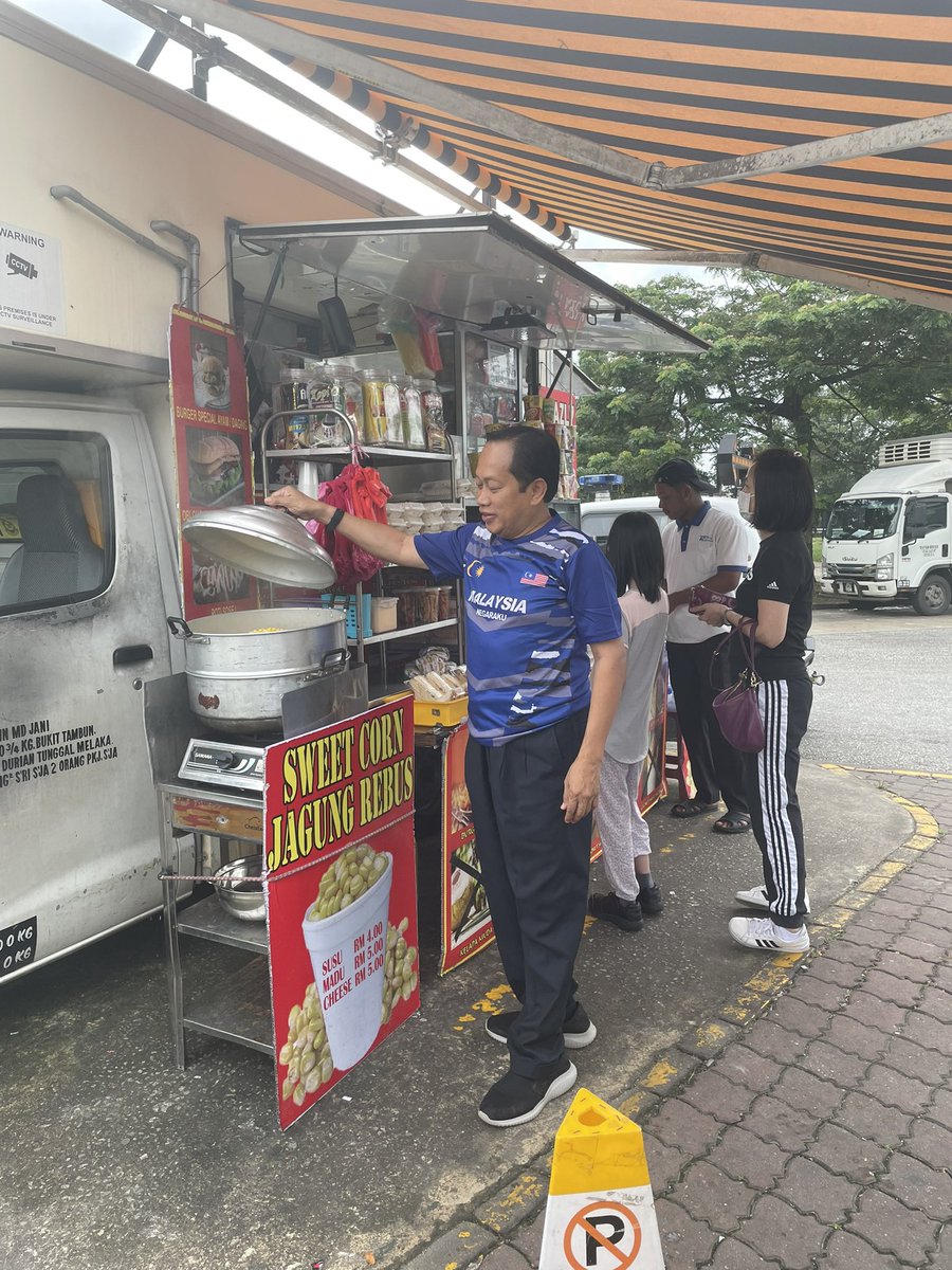 ahmadmaslan's tweet photo. #RnR #Bemban berhenti sarapan & ke tandas on d way ke #Pontian setelah berada di #Sabah semalam.
Terus bergerak dgn slogan SMPPSS, siang malam pagi petang subuh senja #BersamaRakyat utk berkhidmat. Semoga stabil & makmur akan berjaya dicapai bersama #BarisanNasional. https://t.co/i0GYP61nct