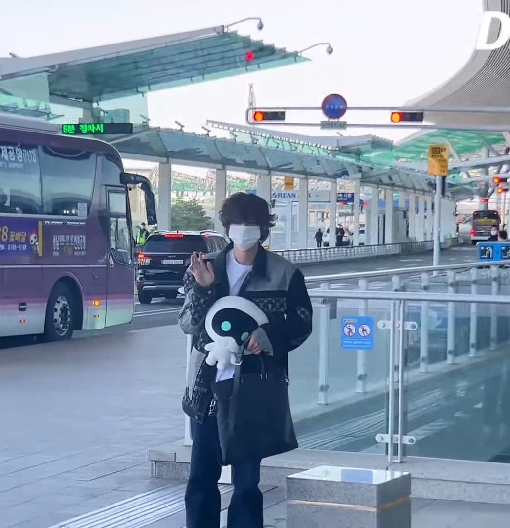 vminiecats's tweet photo. 📸— Hilo con fotos y videos de #JIN en el Aeropuerto viajando hacia Argentina para presentarse en el concierto de Coldplay. 

HAVE A SAFE FLIGHT SEOKJIN 💜

#JinEnArgentina #TheAstronaut @BTS_twt (1) https://t.co/5d0pVudPfg