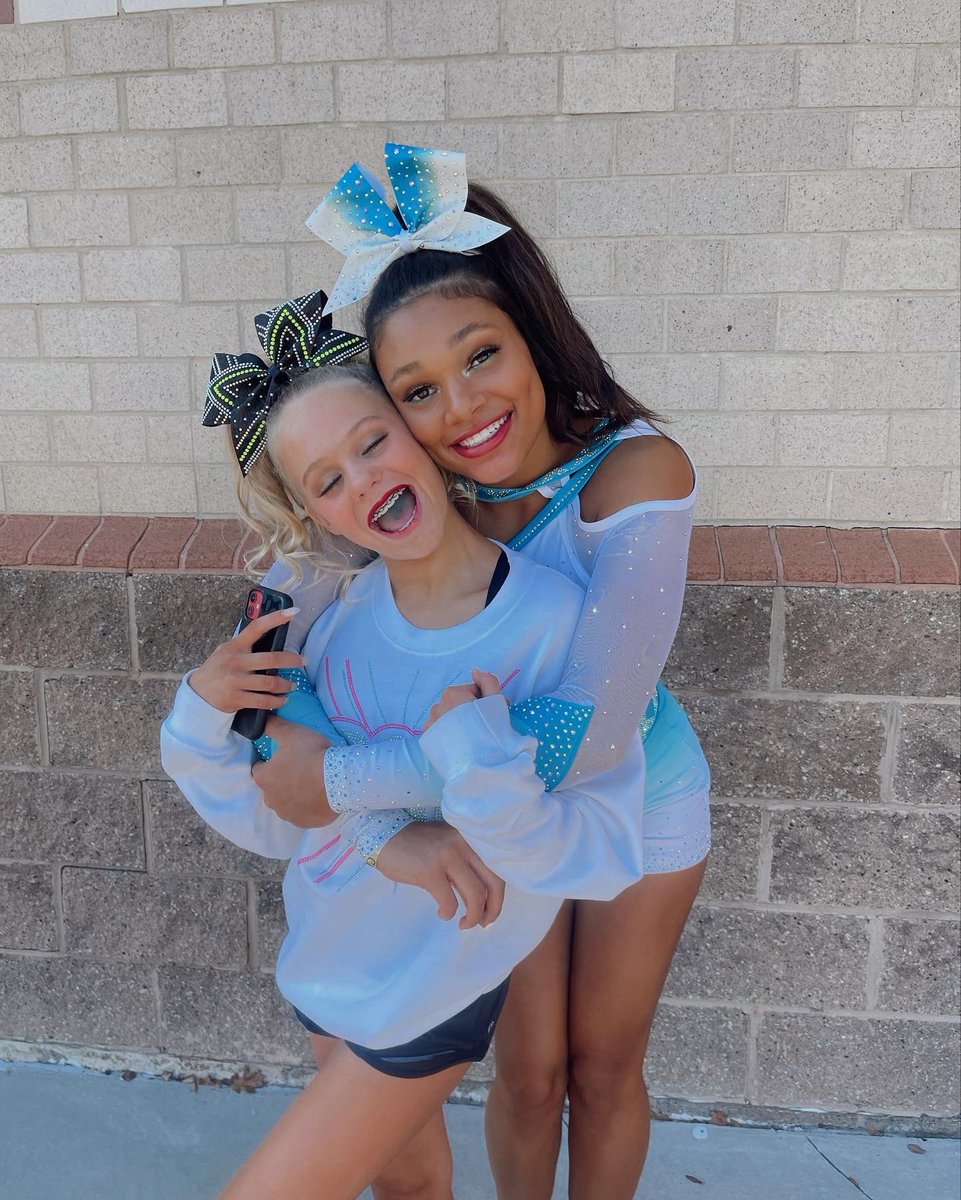 mariahmay24's tweet photo. the X is back for blood🦈💞 #smallseniorx https://t.co/vTfbAnQ46m