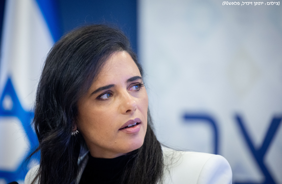 GLZRadio's tweet photo. תרוץ עד הסוף? השרה @Ayelet__Shaked אצל @sefiova ו-@yanircozin: "אנחנו ממשיכים ורצים. בחיים הפוליטיים יש תקופות טובות יותר ופחות ועכשיו אנחנו במצב יותר קשה, אבל אני לא מוכנה לסכם. הבית היהודי הוא הפתרון למשבר הפוליטי ופרישה לא תוביל לשום דבר" https://t.co/as3fsLCQ3F