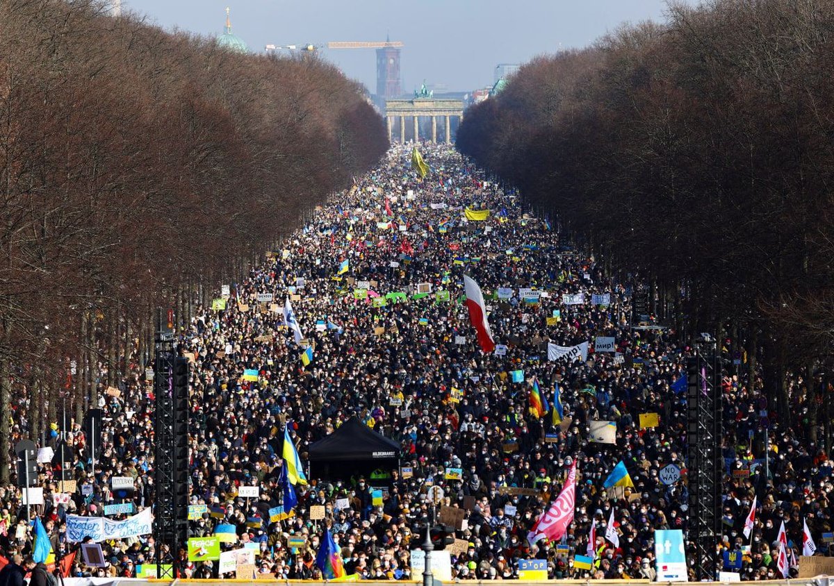 Так здорово, когда мемный паблик из недиктаторской страны знает, как протестовать против диктатур 😏 Полиция правильности протеста - это всегда замечательное явление. Ах, да, 27 февраля никто в Берлине не вышел.