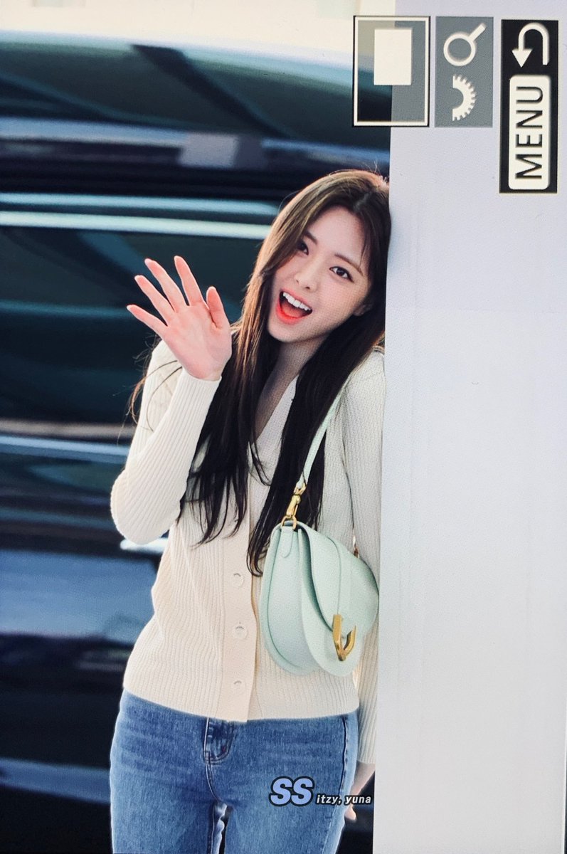 shinsarang_yn's tweet photo. 221024 유나 넘 귀엽다..👋🏻👋🏻🥺
#유나 #YUNA #있지 #ITZY https://t.co/xVMzcIvm7O