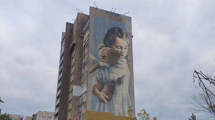 UkraineLiberate's tweet photo. #Ukraine. #Russians are planning to destroy mural Milana (artist Oleksandr Korban) in occupied #Mariupol. In 2015  Milana Abdurashitova was 6 years old. She lost her mother, who covered her with her own body during the shelling. The child miraculously survived but lost a leg. https://t.co/zuJRWVOJkm