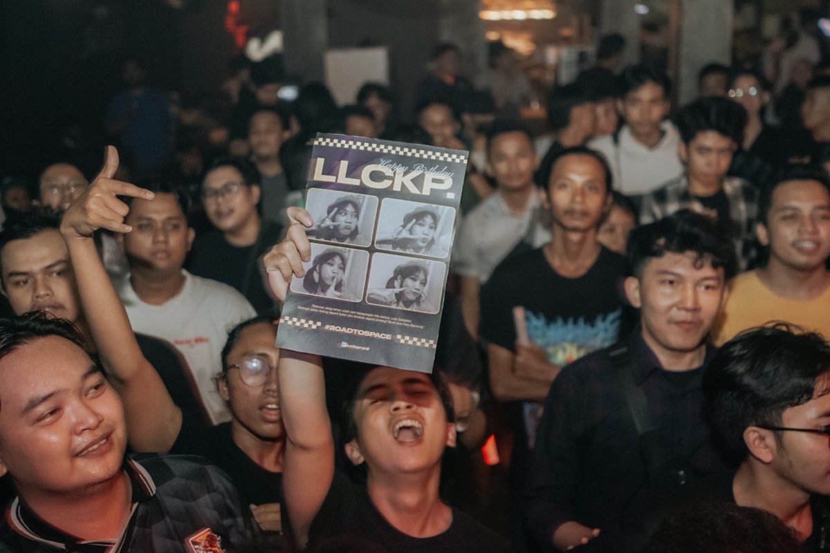 bunkeronii's tweet photo. Merayakan ultah @A_LuluJKT48 #20adtospace di acara #PartyGaHajimaruYoVol3-nya @FJKT48_Bandung. Bandung juga LLCKP! https://t.co/phk66fKvDC