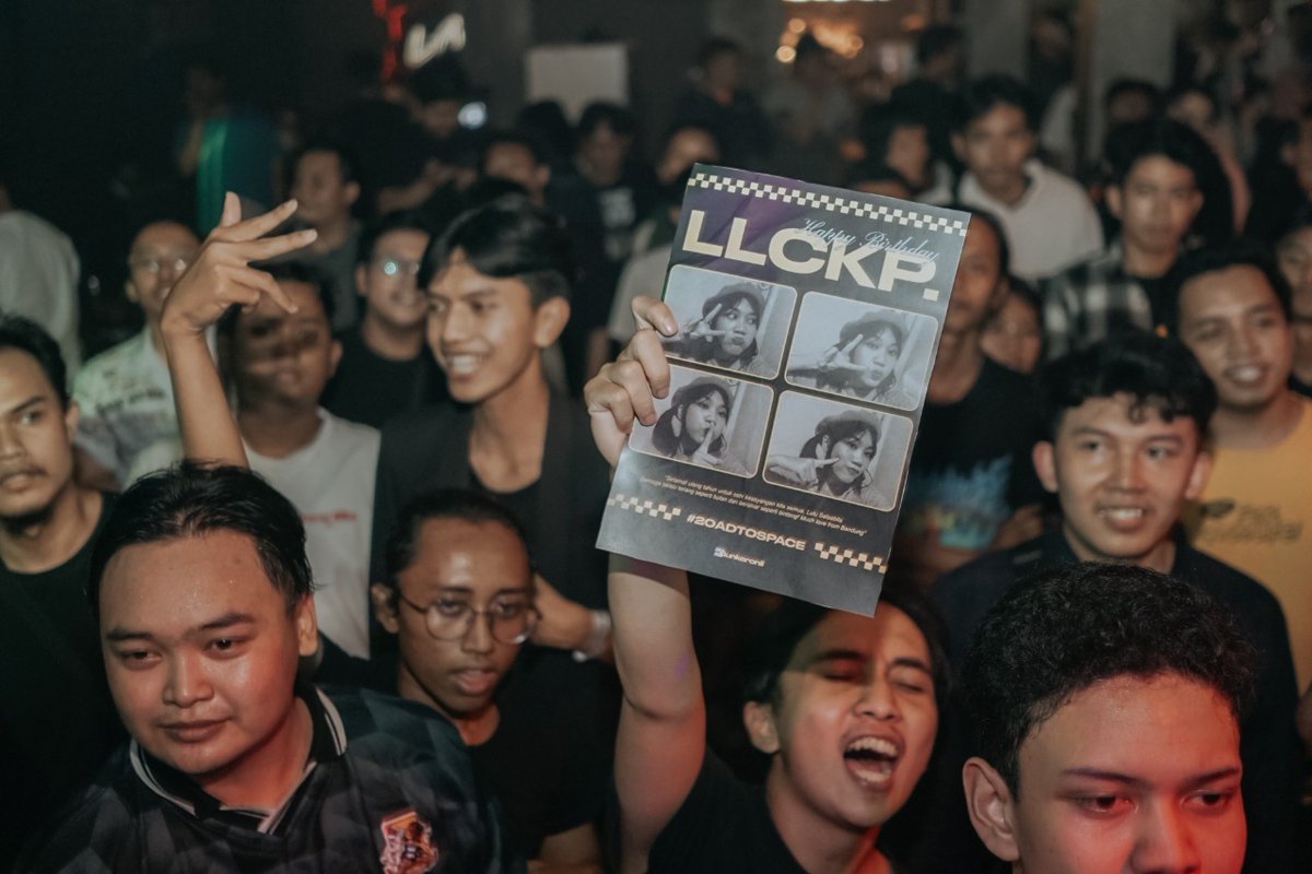 bunkeronii's tweet photo. Merayakan ultah @A_LuluJKT48 #20adtospace di acara #PartyGaHajimaruYoVol3-nya @FJKT48_Bandung. Bandung juga LLCKP! https://t.co/phk66fKvDC