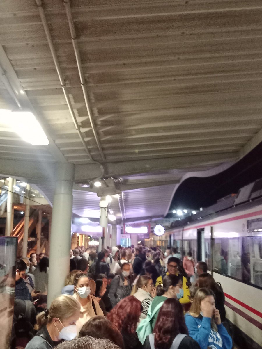 lloles's tweet photo. @Renfe Colgados en la estación  se San Fernando-Bahiía Sur. "Tren fuera de servico" Cada día  un incidencia en el servicio https://t.co/x8PssW7PHV