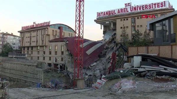 Küçükçekmece'de Arel Üniversitesi binasının bir kısmı çöktü
