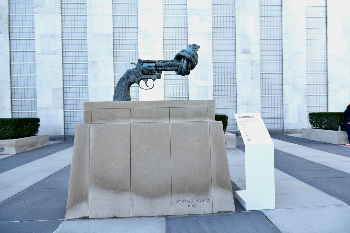 🇺🇳#UNDay, not only marks the anniversary of the UN charter entering into force in 1945, but also is a reminder that we as a global community should work together to built a better future.
🕊 
Especially without violence ➡️ #knottedgun donated by Luxembourg in 1988 to the UN 🇺🇳