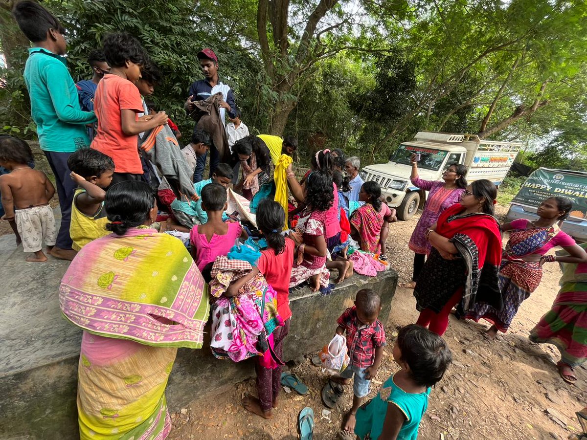 PriteeSwagatik2's tweet photo. #oldclothes_distribution 
#food_distribution
@SonuSood @PriteeSwagatik2 https://t.co/03JPm6s35I