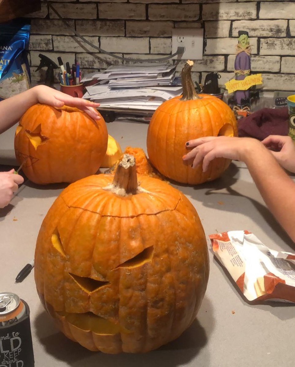 swampybake's tweet photo. Big ol’ pot of taco soup simmering all day, grandparents stopping in with goodies, a beautiful hike, and carving pumpkins…it was a short visit but it was wonderful ❤️☺️✌🏻
#bakerfamily #mrsbaker #family #familyiseverything #sunday #sundayfunday #indiansummer #fall #pumpkincarving https://t.co/hBjdyQF0n1