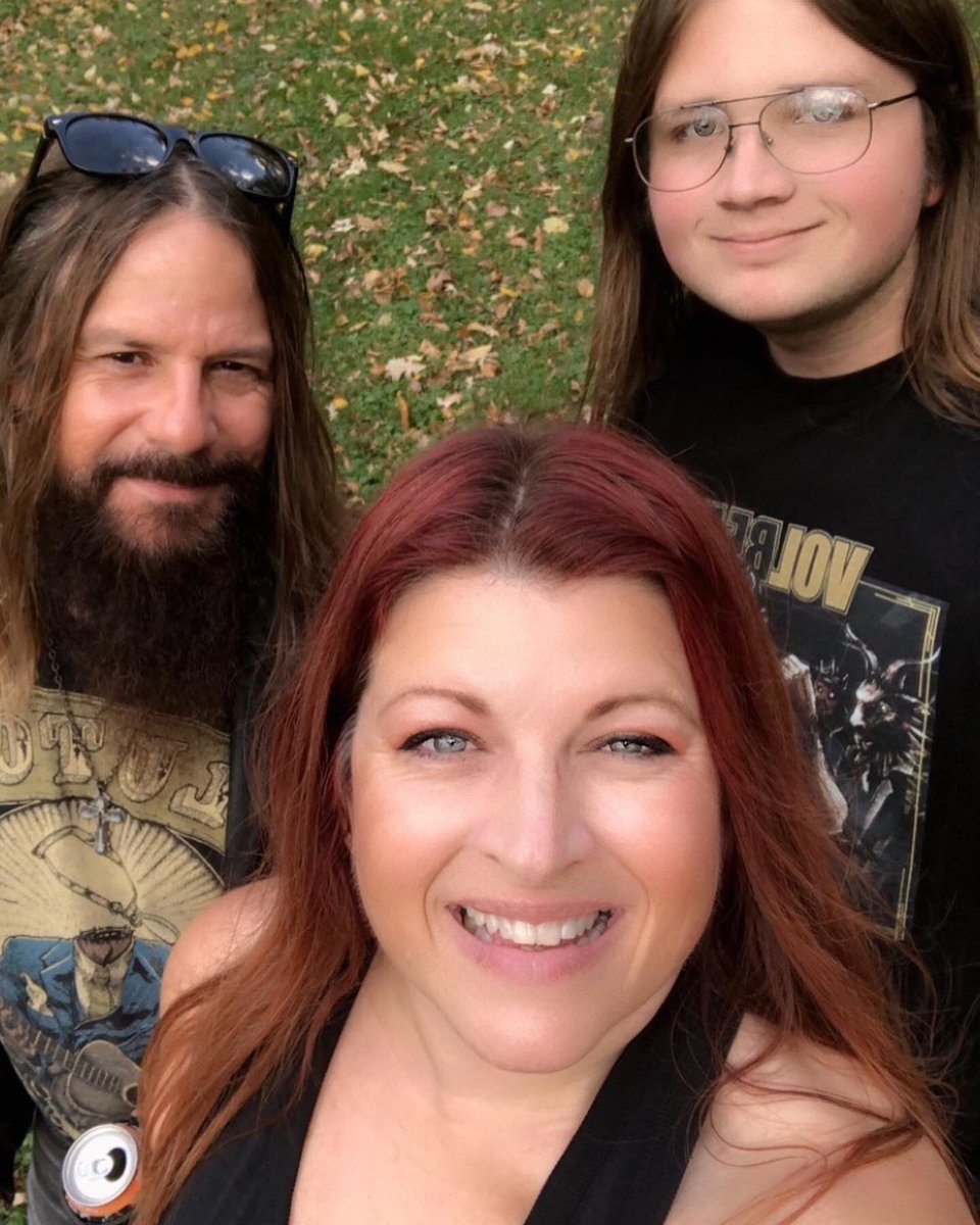 swampybake's tweet photo. Big ol’ pot of taco soup simmering all day, grandparents stopping in with goodies, a beautiful hike, and carving pumpkins…it was a short visit but it was wonderful ❤️☺️✌🏻
#bakerfamily #mrsbaker #family #familyiseverything #sunday #sundayfunday #indiansummer #fall #pumpkincarving https://t.co/hBjdyQF0n1