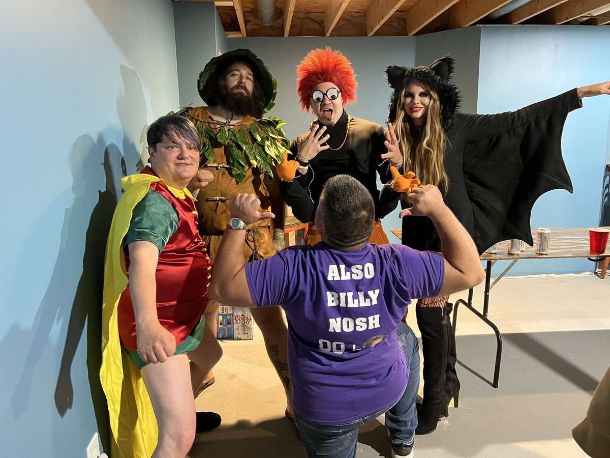 EricHeatEsparza's tweet photo. Fun Halloween party with old friends. I was Billy Nosh from Attack Of The Show and had 2 epic Billy Nosh moments in beer pong I wish got recorded @TheWillNeff @kassemg #BillyNosh #WeAreBillyNosh #AttackOfTheShow #G4tv https://t.co/yn1VJ1Pn4f