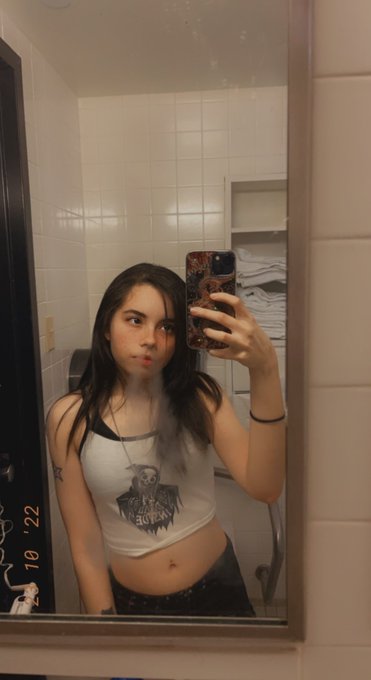 It would be cute to have someone behind me smoking ☺️ https://t.co/haxBPDE85P