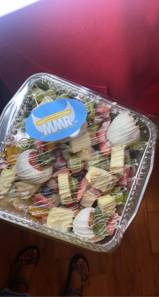 jupiteralaysha1's tweet photo. #gramfam #GramFam 
What do y’all think about these!? 🫶🏽
👉🏽Chocolate Covered Strawberry Cheesecake Fruit Salad w/ a caramel condensed milk sauce 👈🏽 https://t.co/68n8SEQKvD