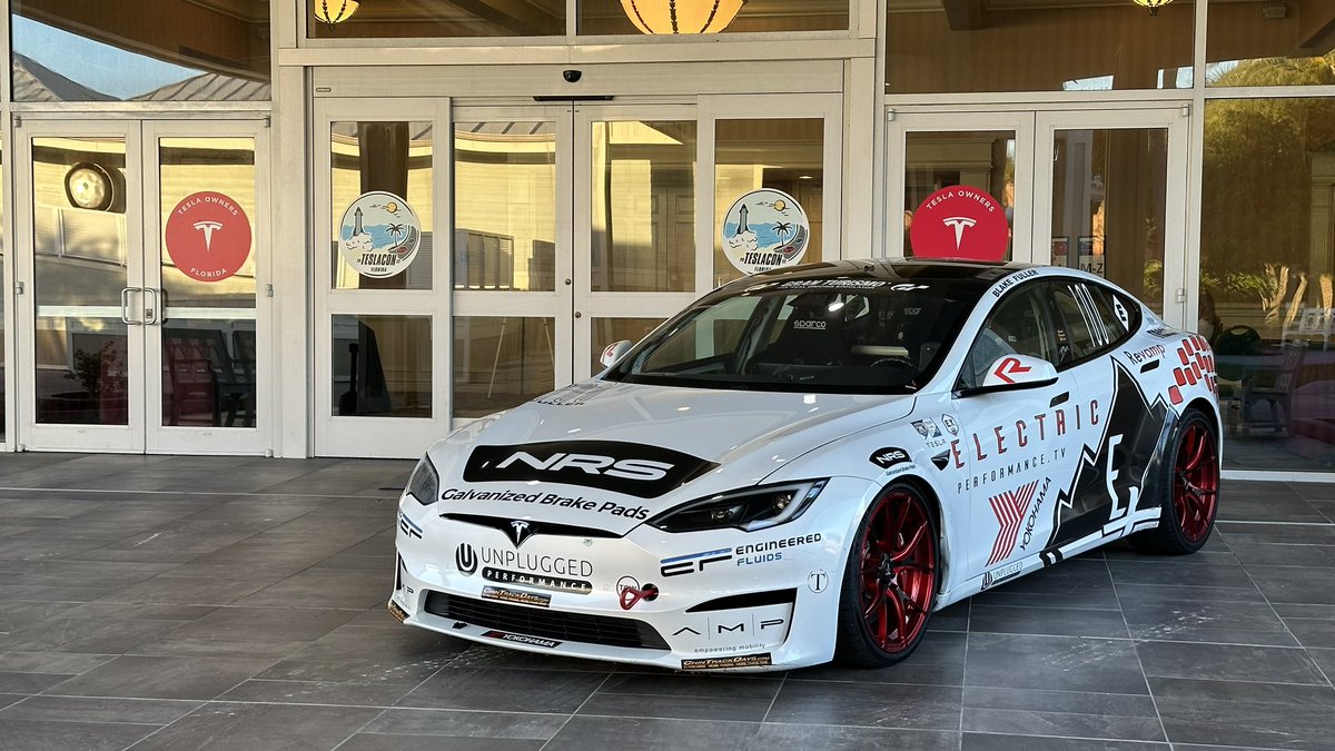 JH_bedford's tweet photo. Just another day at the supercharger… Charging with Blake Fuller returning from #TeslaConFL @TeslaCharging @TOCNewEngland https://t.co/0Ep0XaV5oY