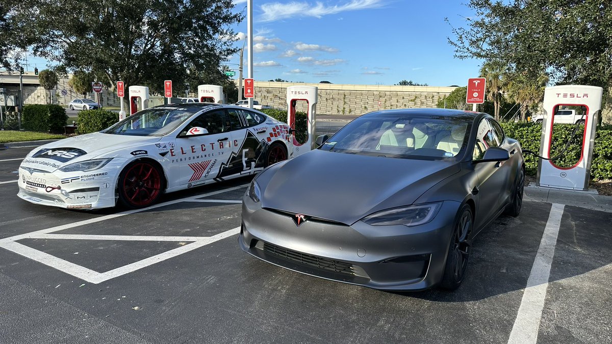 JH_bedford's tweet photo. Just another day at the supercharger… Charging with Blake Fuller returning from #TeslaConFL @TeslaCharging @TOCNewEngland https://t.co/0Ep0XaV5oY