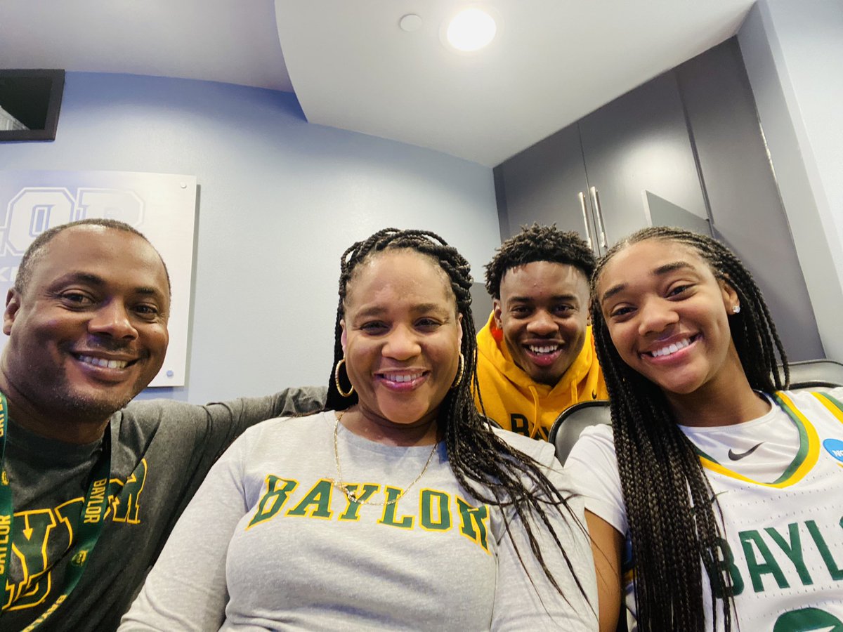 MarcaylaJohnso1's tweet photo. #Committed I choose Baylor WBB🧸💚💛
Thank you @NickiCollen @TariC21 @Cpav15 @coachtg1971 @keenancurryjr @btwladyhornets #repost.  
T-Town Represent ! Love y’all https://t.co/KlwP8C91BA