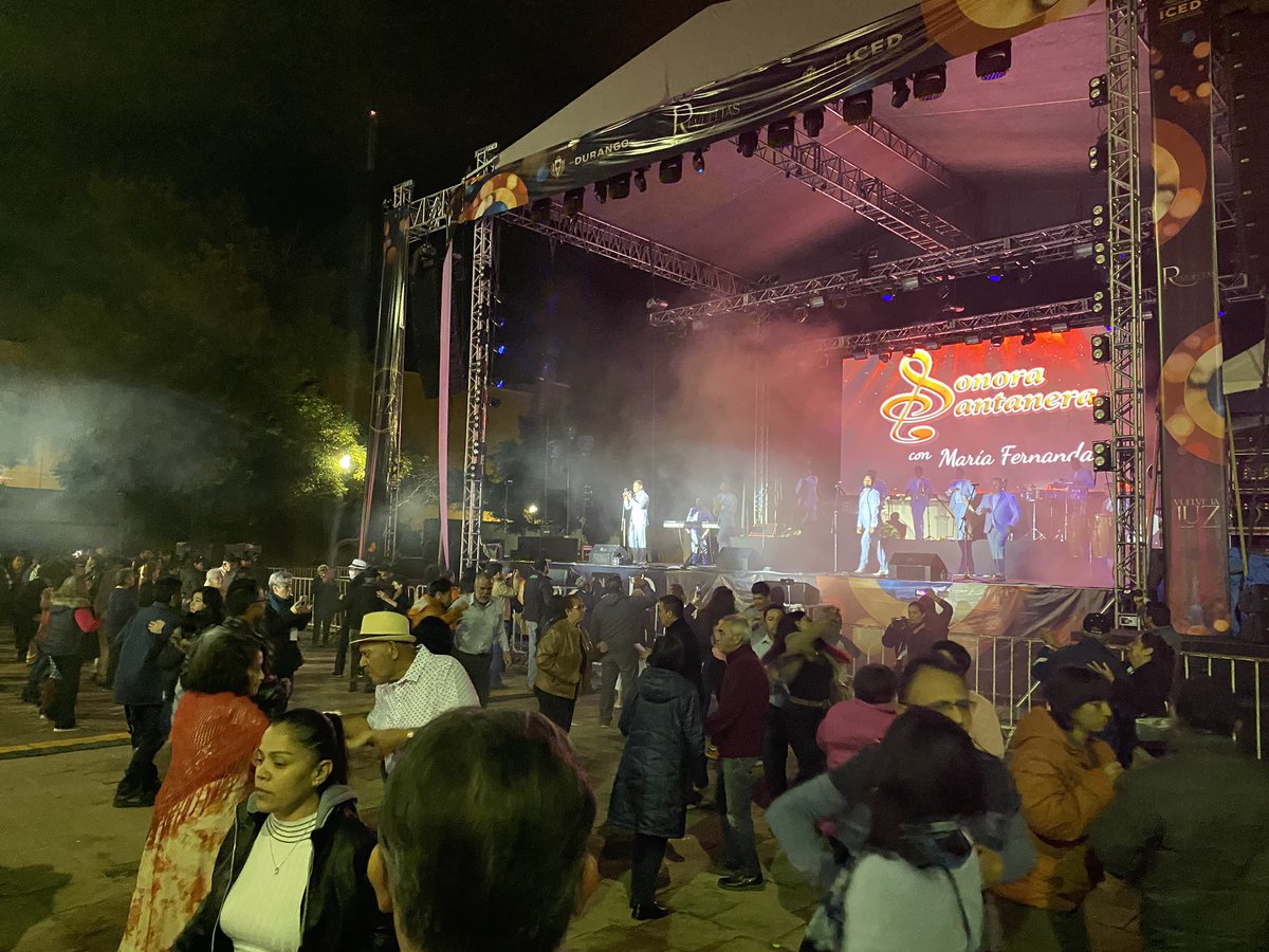 Ya sale al escenario La Sonora Santanera para alegrarnos con las canciones que todos conocemos y hemos bailado. Vuelve la #Música #VuelveLaLuz <a href="/EVillegasV/">Esteban Villegas V.</a>