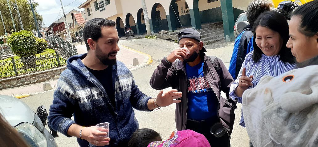 acastropiedra's tweet photo. Cuánto bien puede hacer un vaso de colada morada.
Esta mañana compartimos colada con los vecinos de Tierras Coloradas y Ricaurte, escuchamos sus problemas y planteamos soluciones: seguridad, empleo y salud son nuestros compromisos con la gente. Con harto Shungo sí se puede! https://t.co/6mYXjr52tR