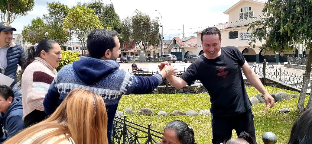 acastropiedra's tweet photo. Cuánto bien puede hacer un vaso de colada morada.
Esta mañana compartimos colada con los vecinos de Tierras Coloradas y Ricaurte, escuchamos sus problemas y planteamos soluciones: seguridad, empleo y salud son nuestros compromisos con la gente. Con harto Shungo sí se puede! https://t.co/6mYXjr52tR