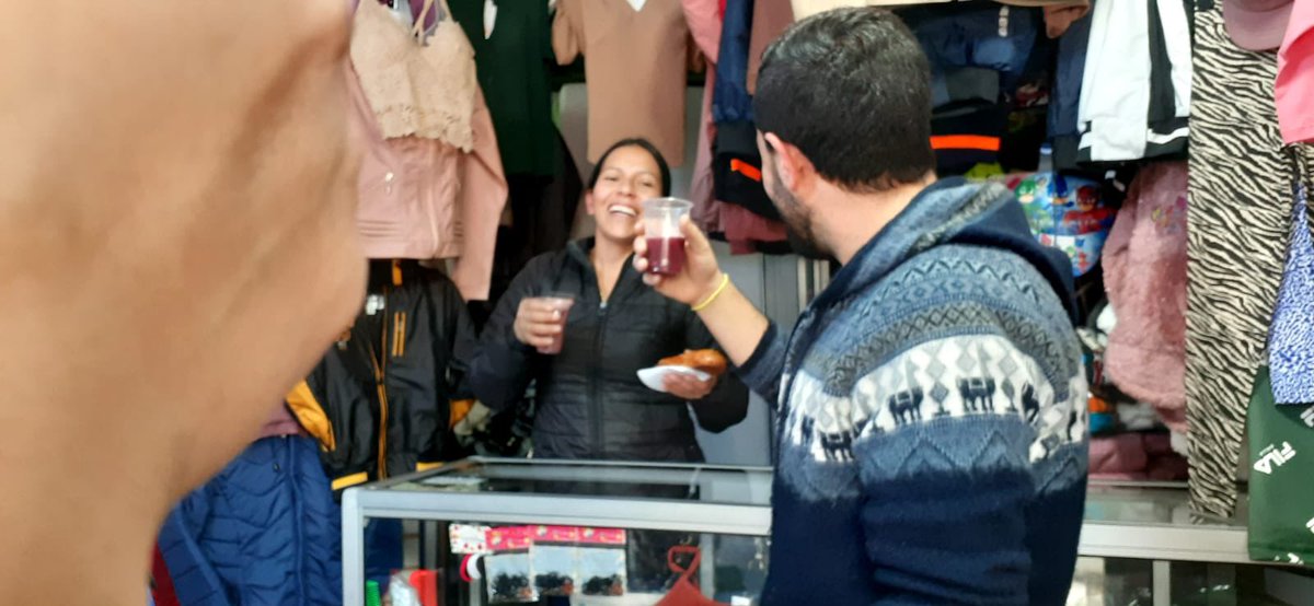 acastropiedra's tweet photo. Cuánto bien puede hacer un vaso de colada morada.
Esta mañana compartimos colada con los vecinos de Tierras Coloradas y Ricaurte, escuchamos sus problemas y planteamos soluciones: seguridad, empleo y salud son nuestros compromisos con la gente. Con harto Shungo sí se puede! https://t.co/6mYXjr52tR