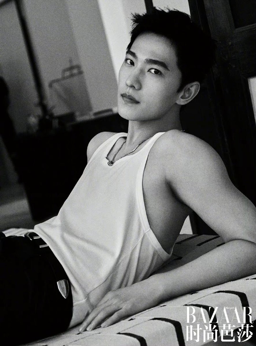 dramapotatoe's tweet photo. #YangYang takes the cover of Harper’s Bazaar China - November 2022 

Full spread - https://t.co/a33EaDR5De

#杨洋 https://t.co/zCqh7jhol8