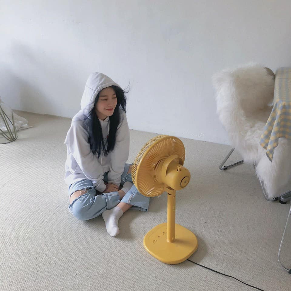DDlHEONEY's tweet photo. I think that the fan in front of me is too short?
ㅋㅋㅋ nope just kidding⎯!
but it looks good when the picture is taken by polaroid camera, isn't it? https://t.co/Bb8riXpEfk
