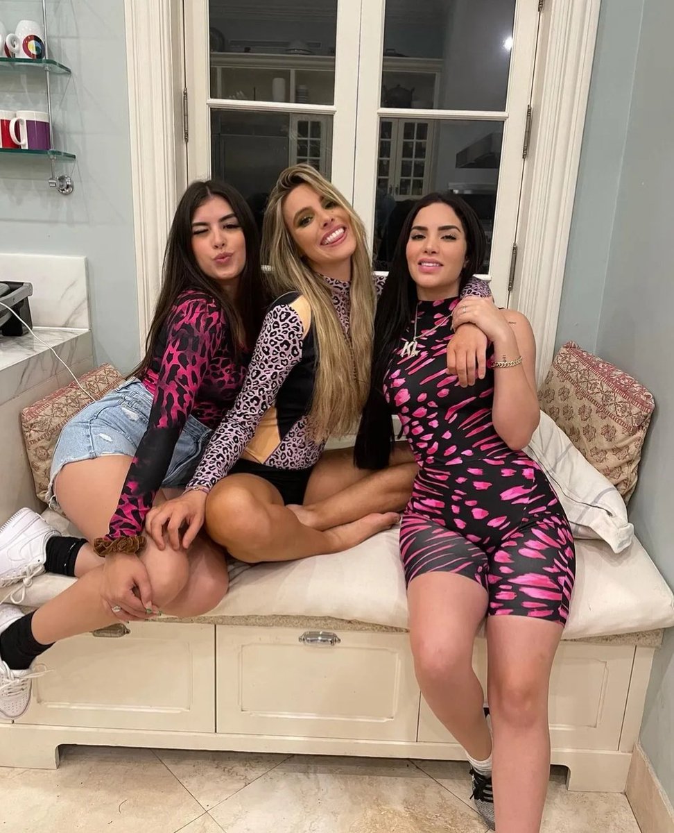 RosalesFlopy's tweet photo. Las 3 chicas súper poderosas se casan ✨🔥 https://t.co/KVWPFJ22wZ